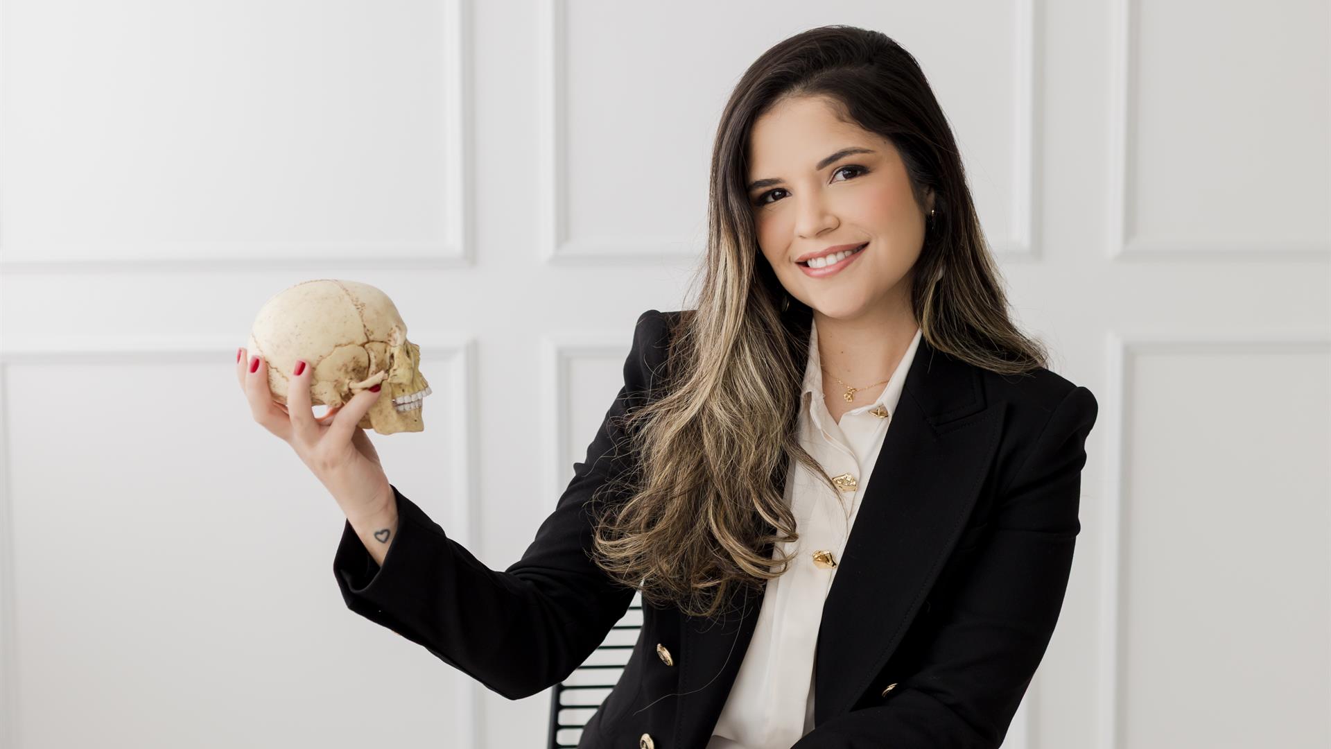 Dra. Laryssa em retrato institucional para página de serviço